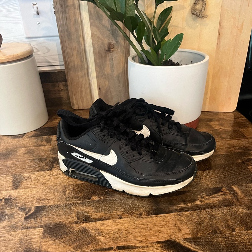 Nike air max size 4 girls